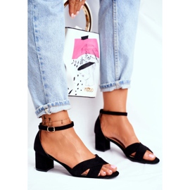 SEA Mokkanahkaiset sandaalit baarissa Musta Nela 1