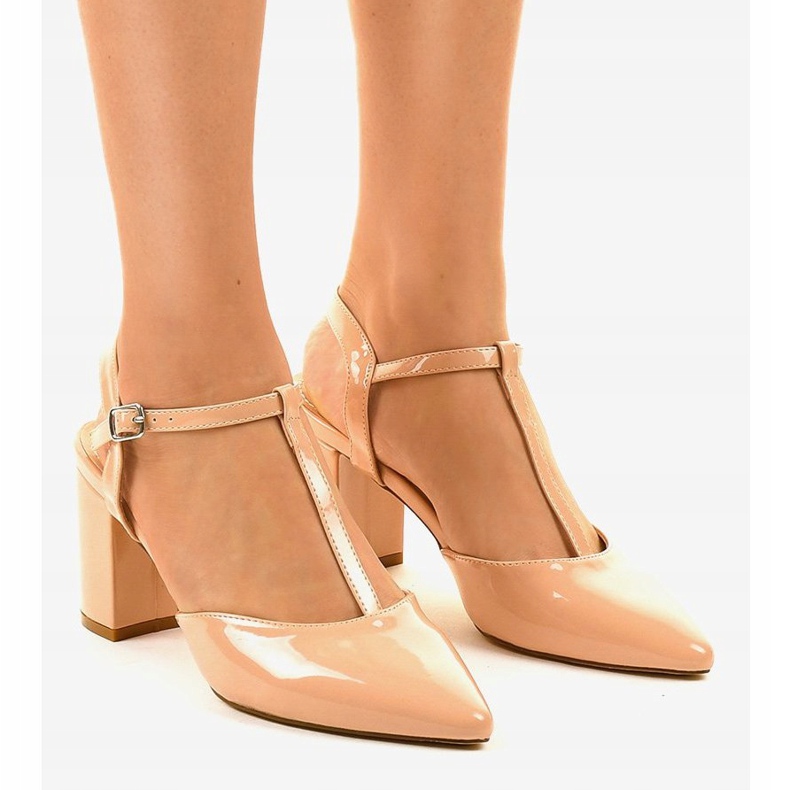 Beige-pumput D85-17-pylväässä 1