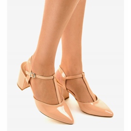 Beige-pumput D85-17-pylväässä 2