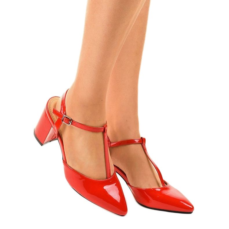 Punaiset pumput D85-17-pylväässä punainen 1