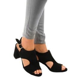 Mustat, avoimet sandaalit leikkauksella 99-33A 1