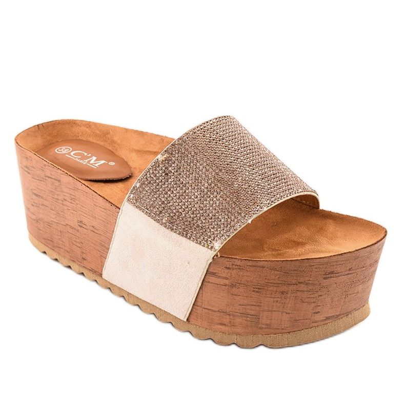 Beige tossut alustalla 77-99 1