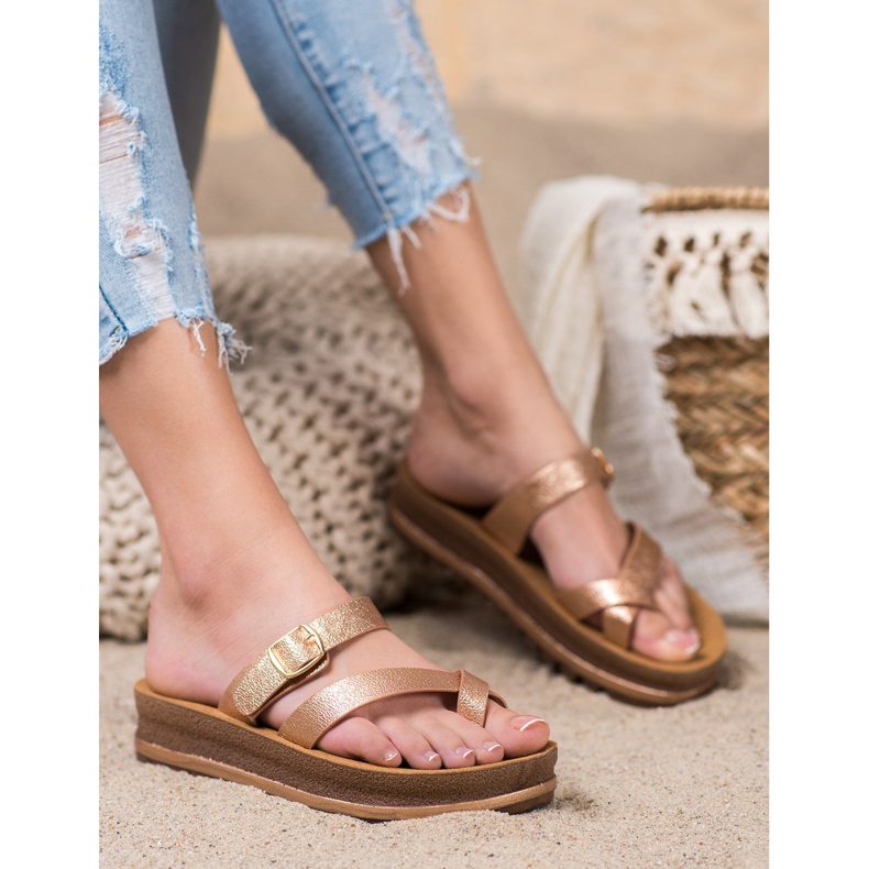 Comer Tossut muotialustalla keltainen 1