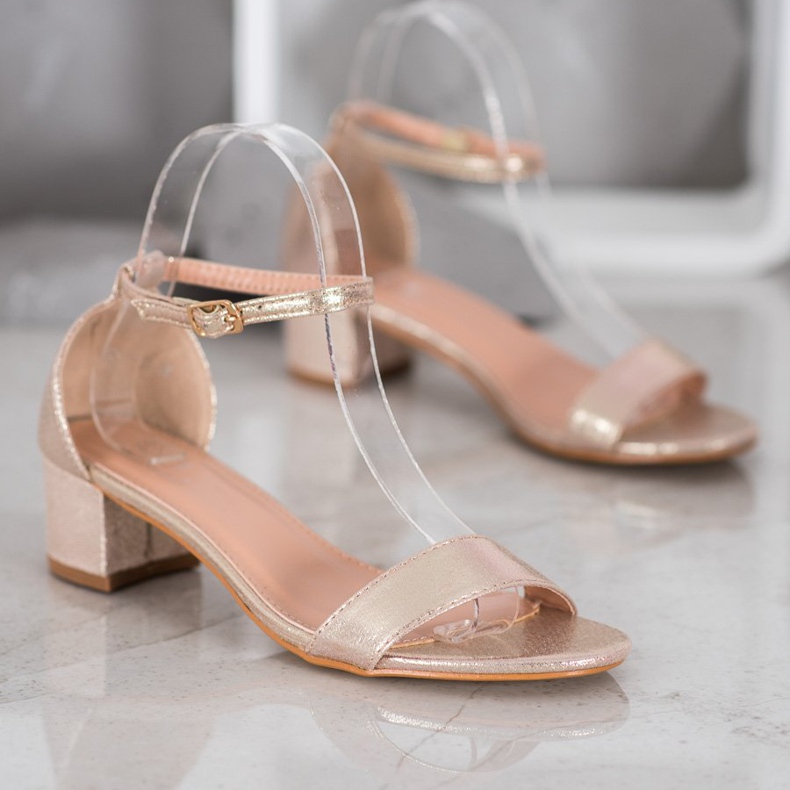 Small Swan Kiiltävät Eco -nahkasandaalit keltainen 2 Small Swan Kiiltävät Eco -nahkasandaalit keltainen 2