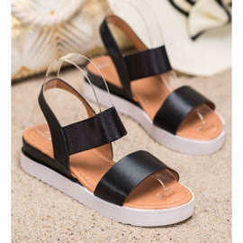 SHELOVET Mustat sandaalit alustalla 1