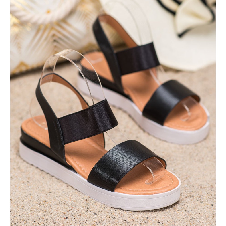 SHELOVET Mustat sandaalit alustalla 1