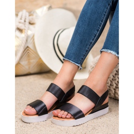 SHELOVET Mustat sandaalit alustalla 2