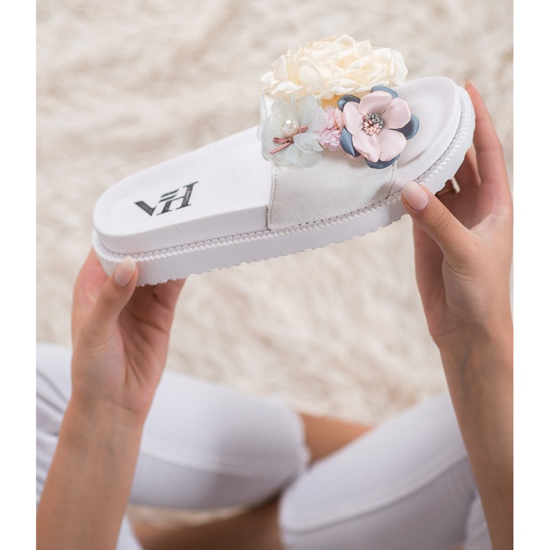 SHELOVET Mokkanahkatossut kukilla valkoinen 1