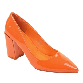 Oranssit pumput LE061P -pylväässä 1