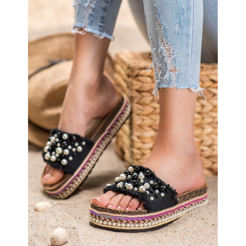 Small Swan Tossut lavalla helmillä musta 2