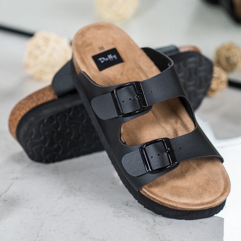 SHELOVET Mustat tossut alustalla 2