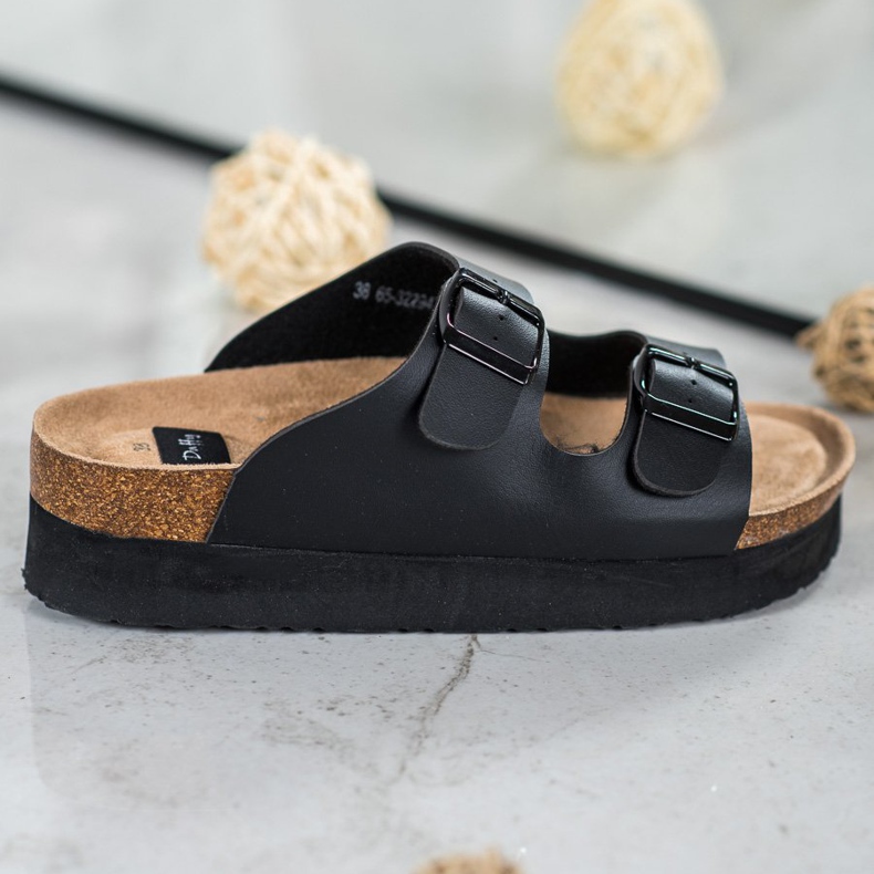 SHELOVET Mustat tossut alustalla 1