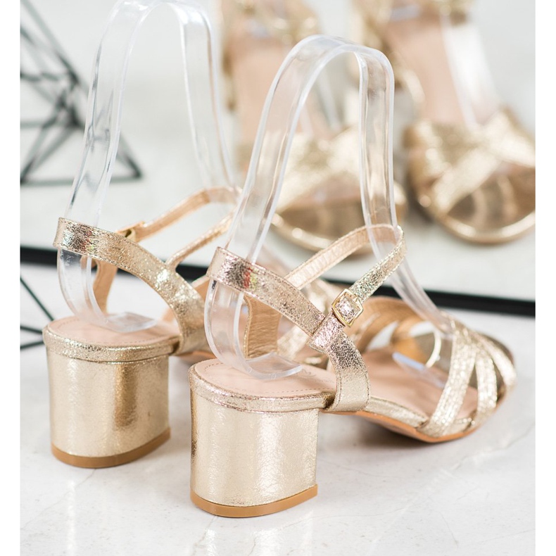 Small Swan Kiiltävät sandaalit baarissa keltainen 1