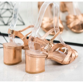 Small Swan Kiiltävät sandaalit baarissa kultainen 1