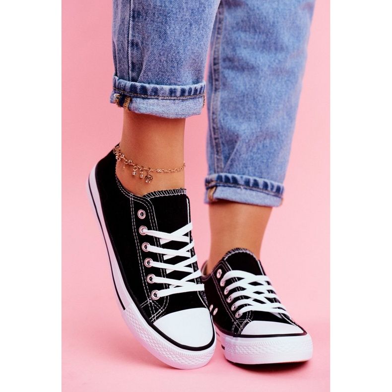 PS1 Omerta mustat lenkkarit valkoisella pohjalla valkoinen 2