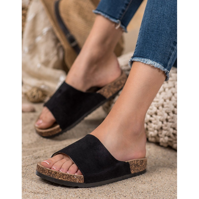 SHELOVET Mustat tossut alustalla 1