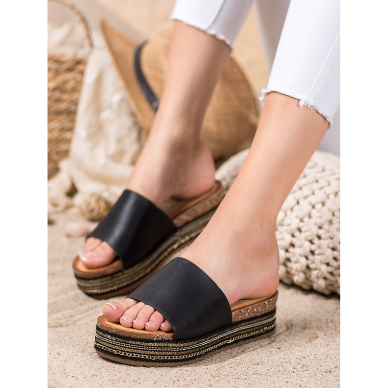 SHELOVET Mustat tossut alustalla 1