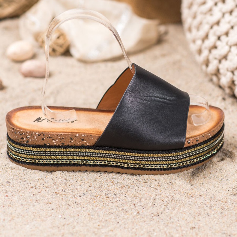 SHELOVET Mustat tossut alustalla 2