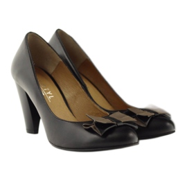 Kotyl Klassiset nahkapumput keulalla 1307 musta katyyli 4