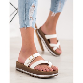 Comer Tossut muotialustalla valkoinen 2