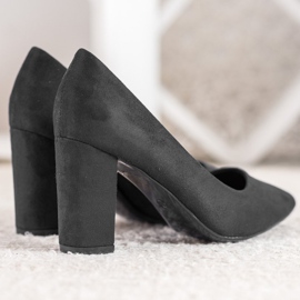 Small Swan Mustat pumput pylväässä 1