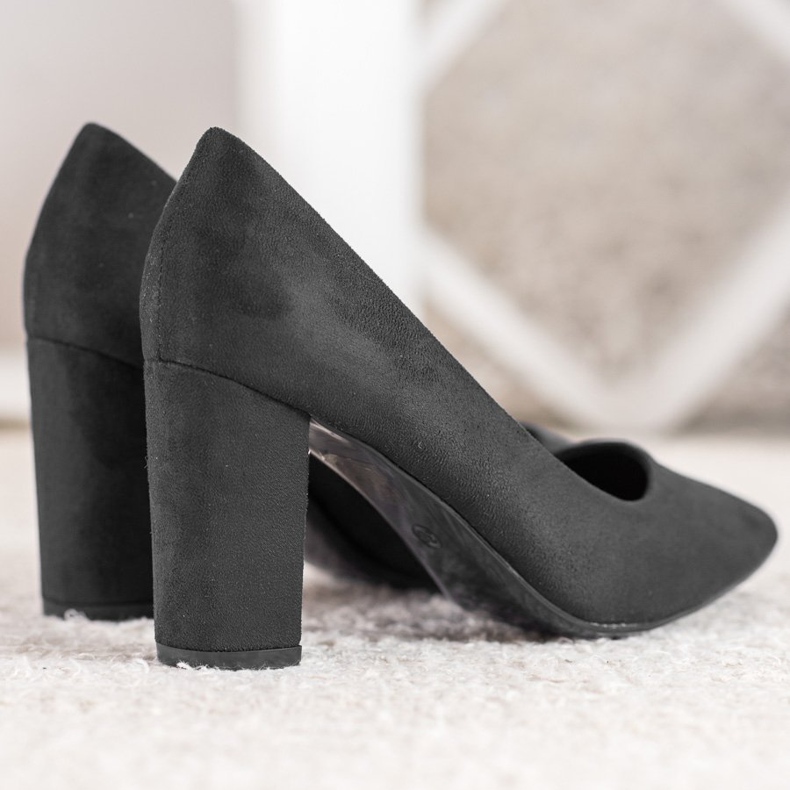 Small Swan Mustat pumput pylväässä 1