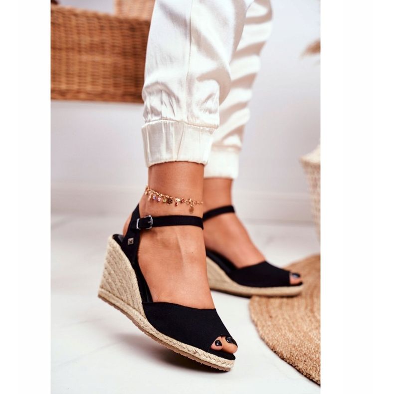 Naisten sandaalit punotulla kiilalla Big Star Black DD274A209 musta 1