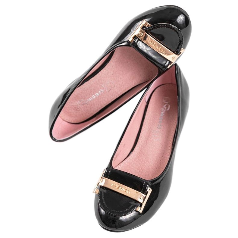 Mustat lakatut pumput pilarissa 0080-1 1