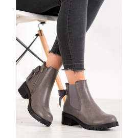 J. Star Harmaat Chelsea -saappaat baarissa 1