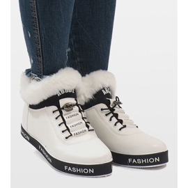 Valkoiset eristetyt turkis mokkanahka NB252P-1 valkoinen 2