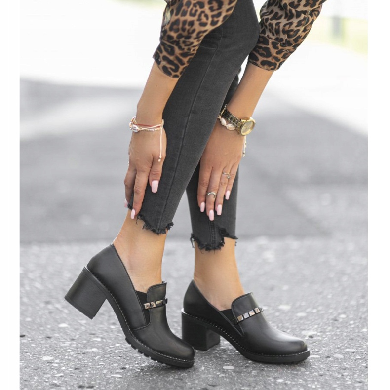 Naisten mustat kengät postissa C17-6113 1