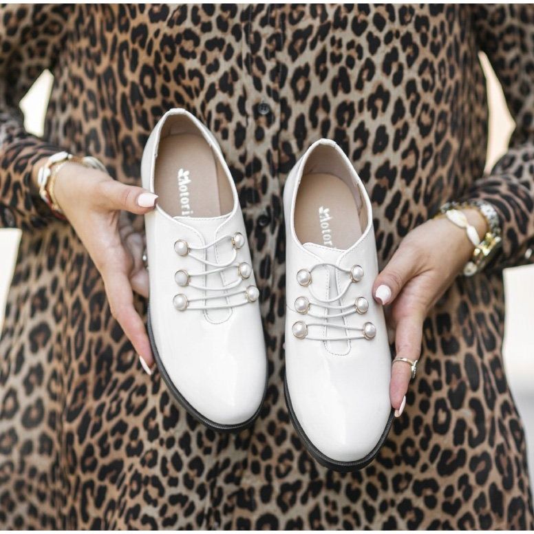 Valkoiset lakatut kengät pylväässä C17-57011-2 valkoinen 1