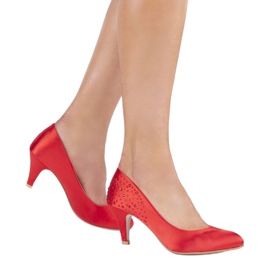 Punaiset pumput nastassa, jossa on kuutiomainen zirkoniumoksidi MJ1440 punainen 1