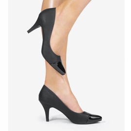 Mustat pumput YS-437-kantapäässä 1