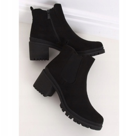 Mustat saappaat leveillä korkoilla XJ-25 Musta 1