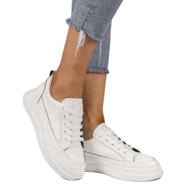 Valkoiset lenkkarit korkeammalla R50 -pohjalla valkoinen musta 1