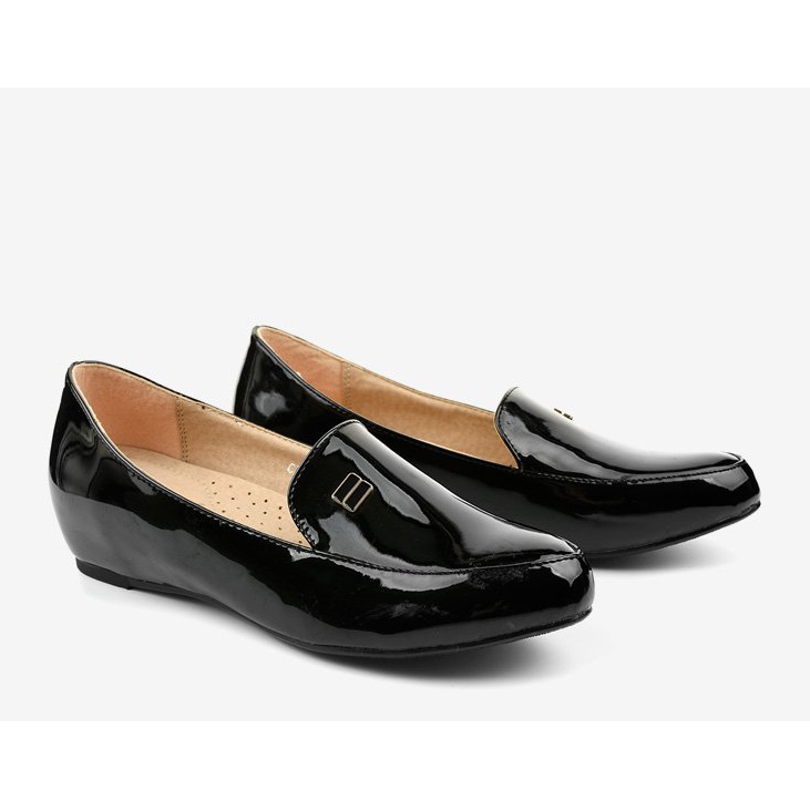 Mustat lakatut mokkasiinit C16 -kiilassa 2