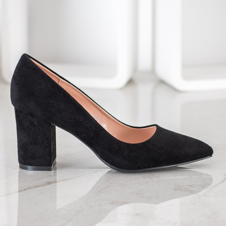 Nio Nio Mustat pumput pylväässä 2