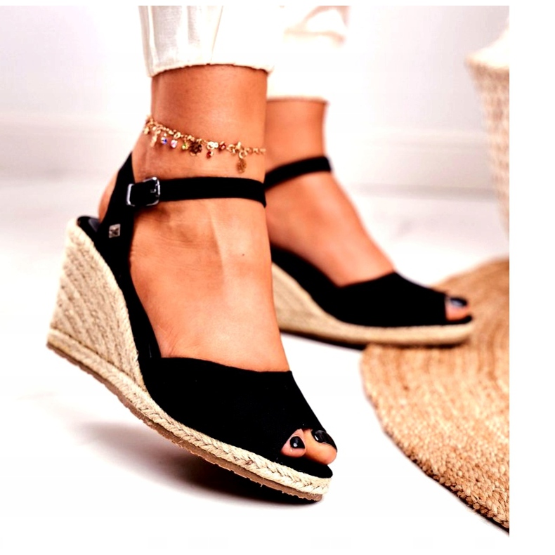 Naisten sandaalit punotulla kiilalla Big Star Black DD274A209 musta 1