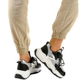 Valkoiset urheilutossut, joissa musta RAL-63 1