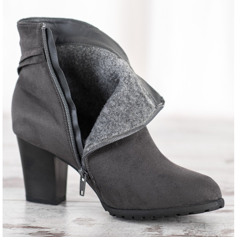 Goodin Harmaat saappaat, joissa koristeellinen vyö 1