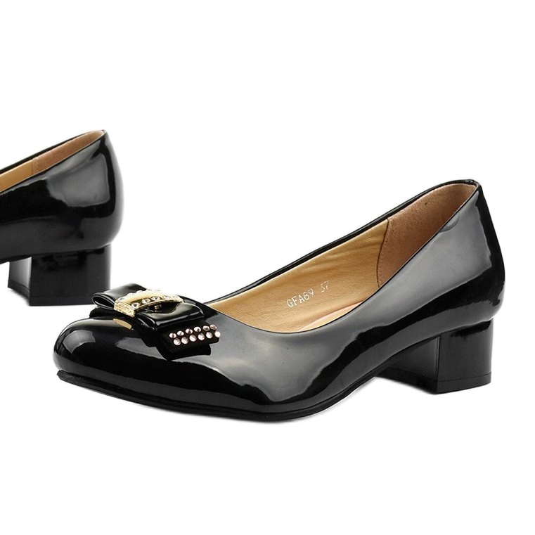 Mustat lakatut pumput GFA89 -pylväässä 1