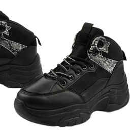 Cirisesiksen mustat lenkkarit 1