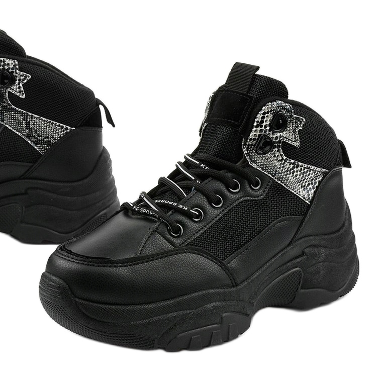 Cirisesiksen mustat lenkkarit 1