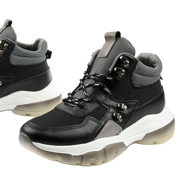 Mustat, muodikkaat urheilukengät, jotka on valmistettu ekonahasta Donatella harmaa 1