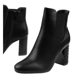 Mustat nilkkurit Chardonnay -pylväässä 1