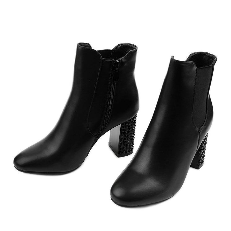 Mustat nilkkurit Chardonnay -pylväässä 2