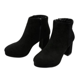 Mustat mokkanahkaiset saappaat Mahoganis -pylväässä 2