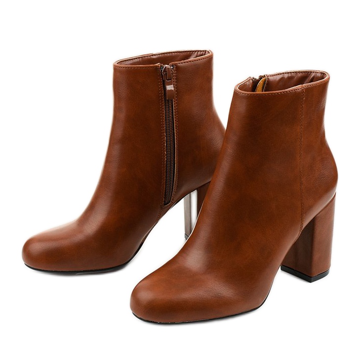 Ruskeat saappaat Gawler-ekonahasta valmistetussa pylväässä 2