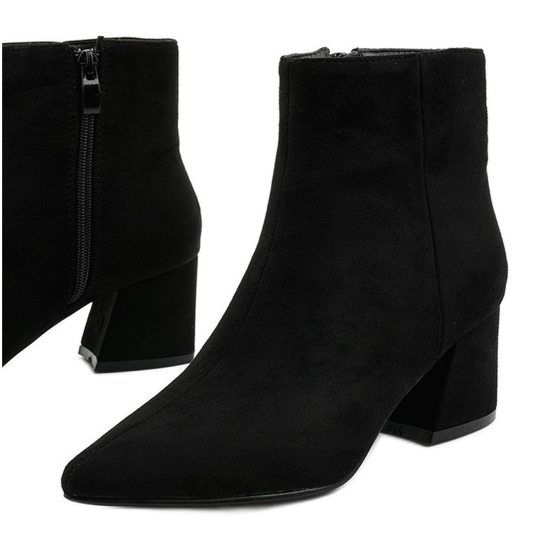 Mustat saappaat Coradise-ekologisesta mokkasta valmistetussa pylväässä 1